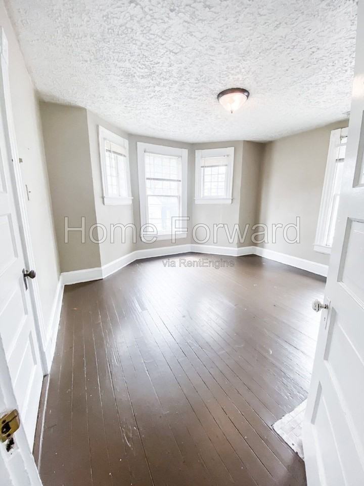 105 Hagerman Ct - Photo 5 of 14