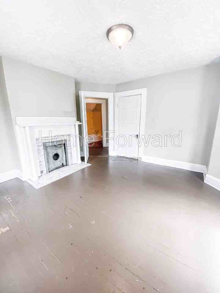105 Hagerman Ct - Photo 6 of 14