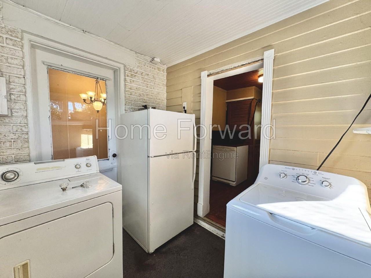 435 Park Ave - Photo 7 of 18