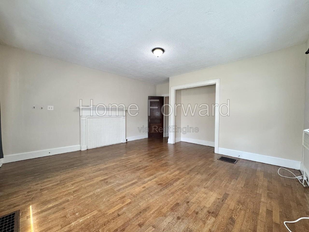 421 Oldham Ave - Photo 3 of 17