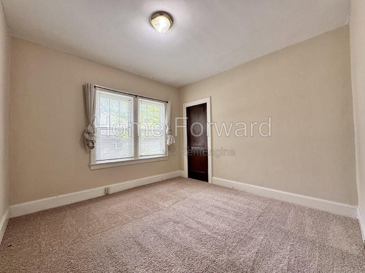 421 Oldham Ave - Photo 4 of 17