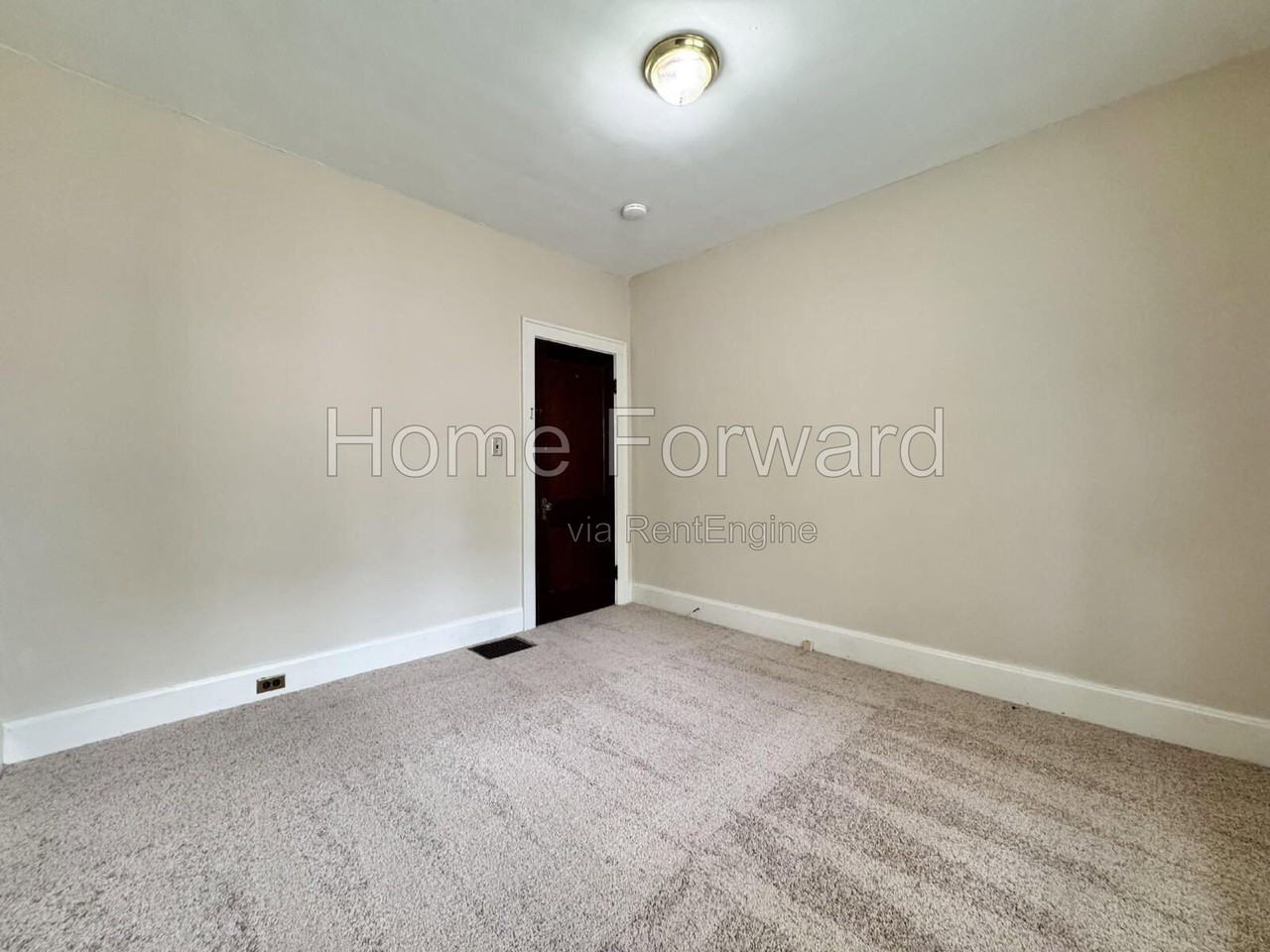 421 Oldham Ave - Photo 5 of 17
