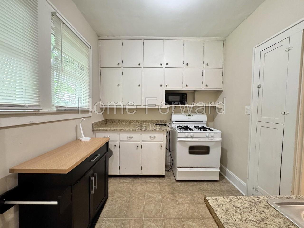 421 Oldham Ave - Photo 6 of 17