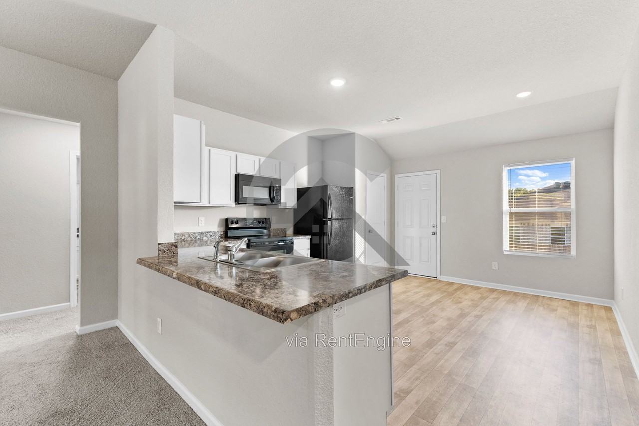 1115 Gallery Dr - Photo 4 of 14