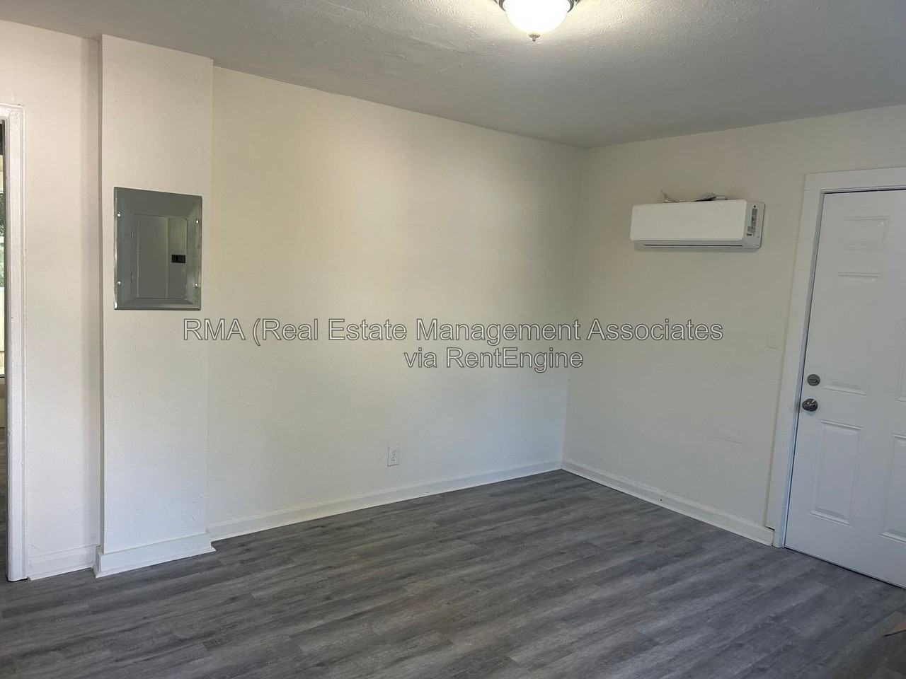 212 Austin Ave - Photo 2 of 6