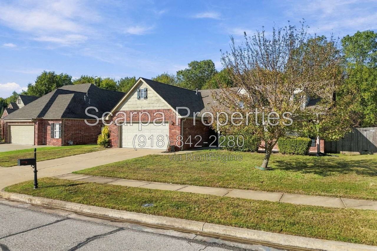 704 S 71st St - Photo 2 of 30