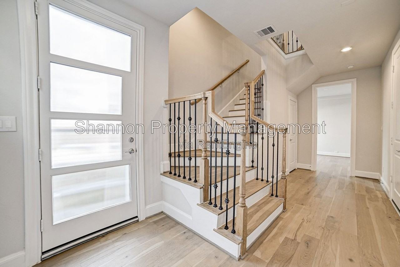 2218 Lou Ellen Ln #D - Photo 4 of 34