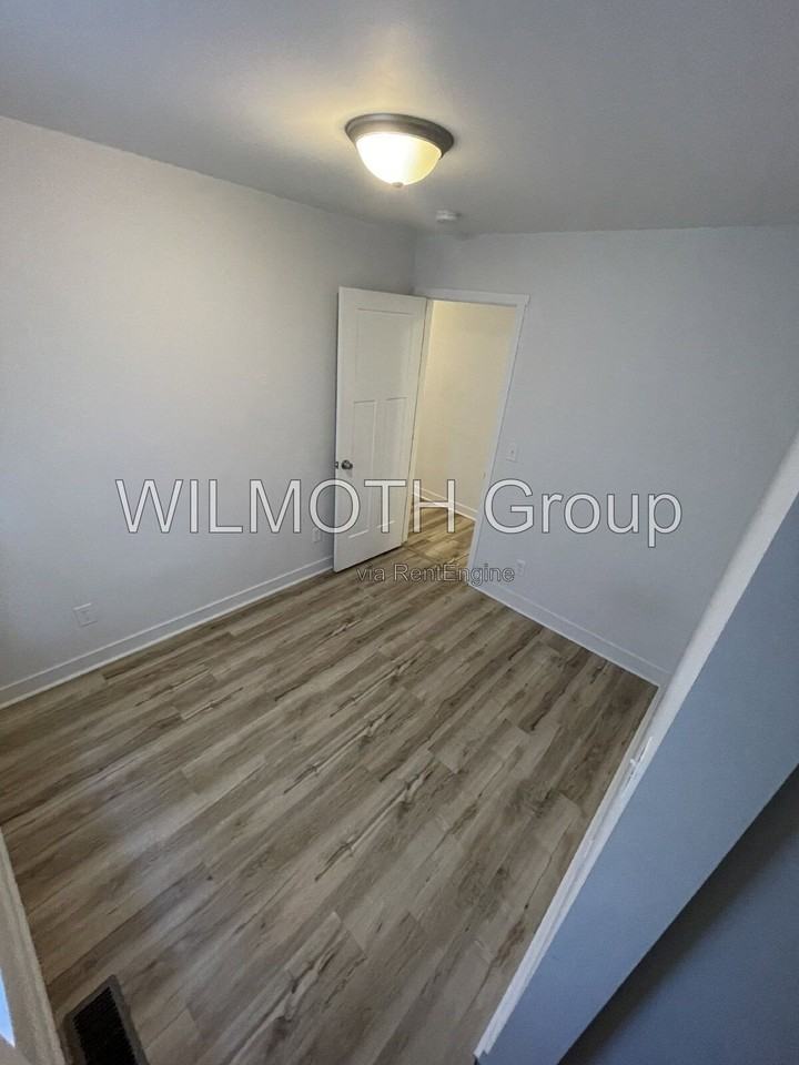 4074 Boulevard Pl - Photo 6 of 14