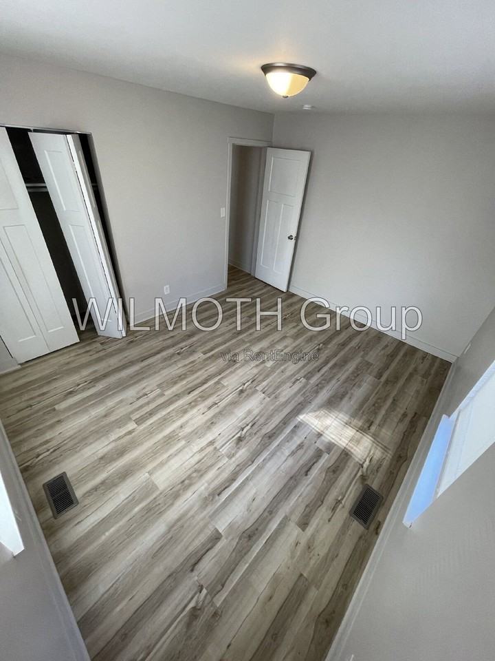 4076 Boulevard Pl - Photo 2 of 9