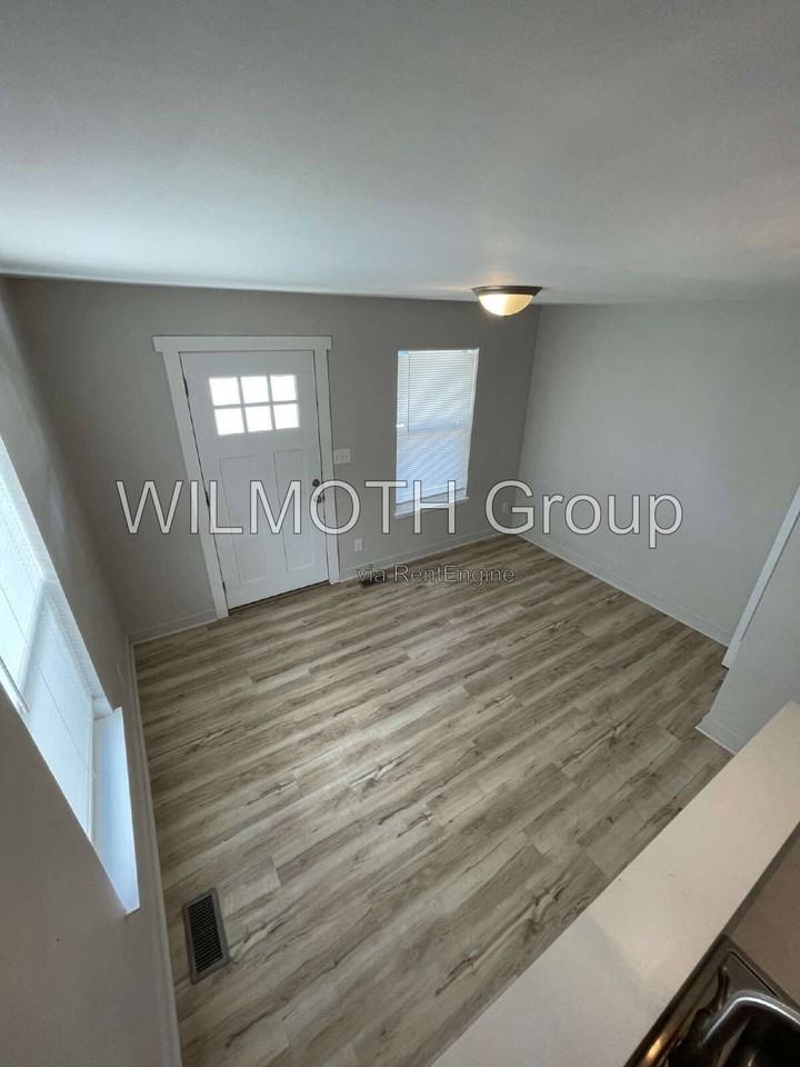 4076 Boulevard Pl - Photo 3 of 9