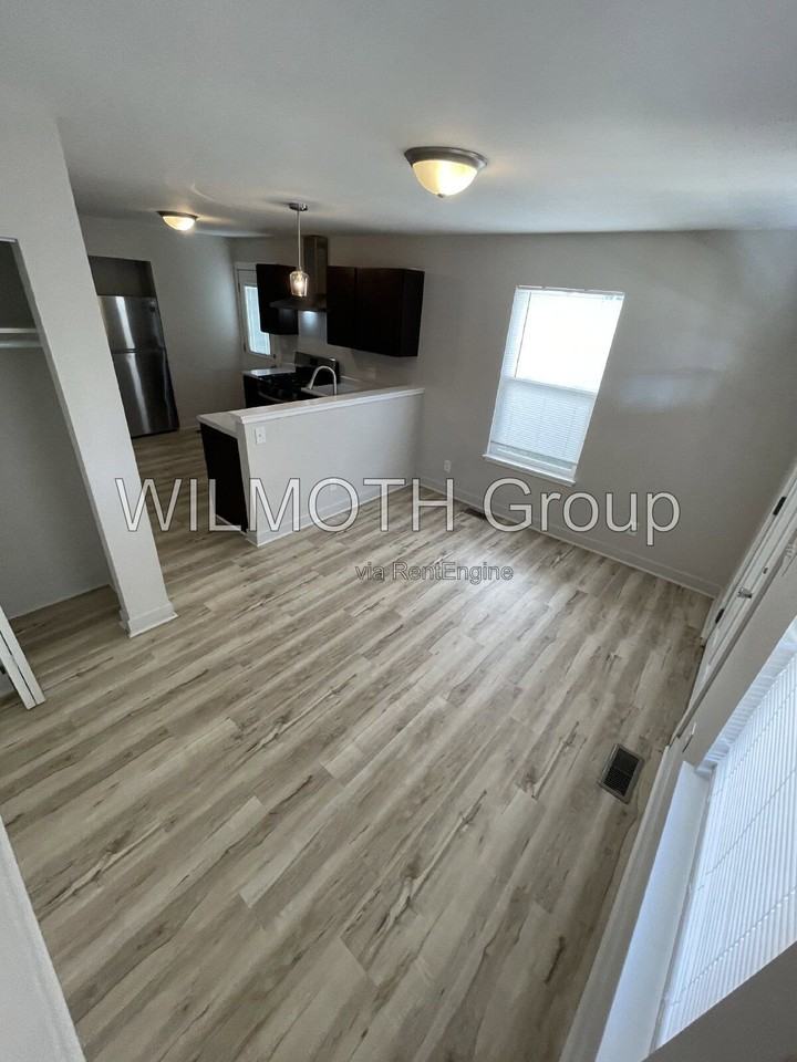 4076 Boulevard Pl - Photo 4 of 9