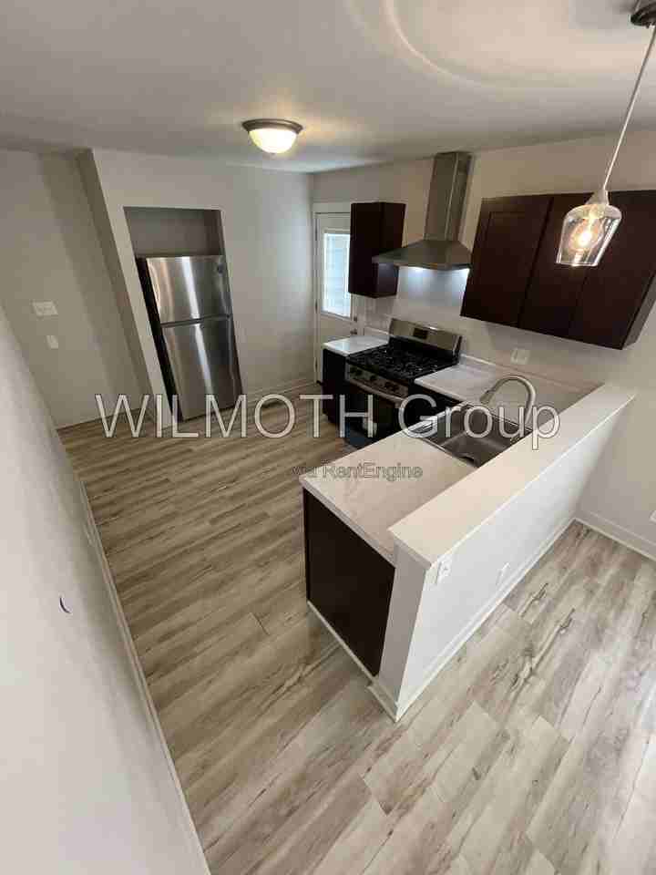 4076 Boulevard Pl - Photo 6 of 9