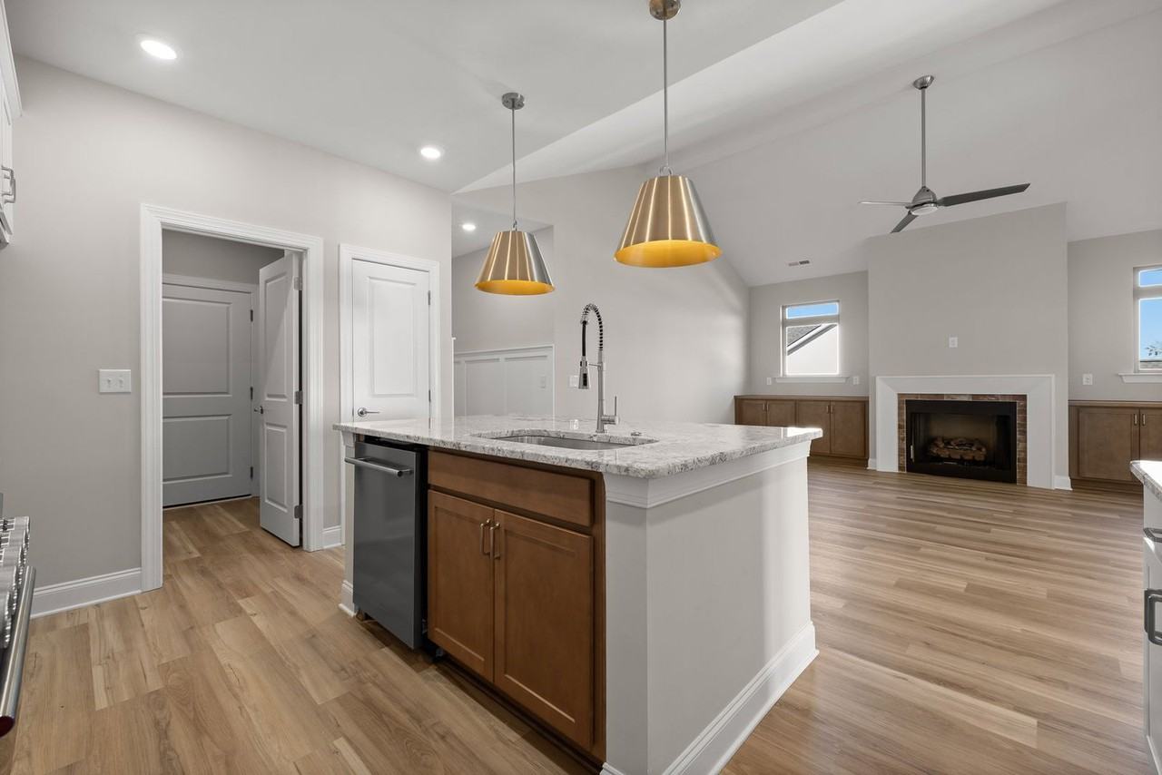 7513 Snow Line Ln - Photo 7 of 43
