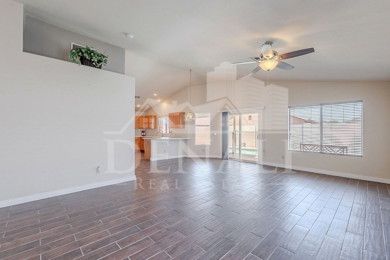 7732 W Rancho Dr - Photo 4 of 32