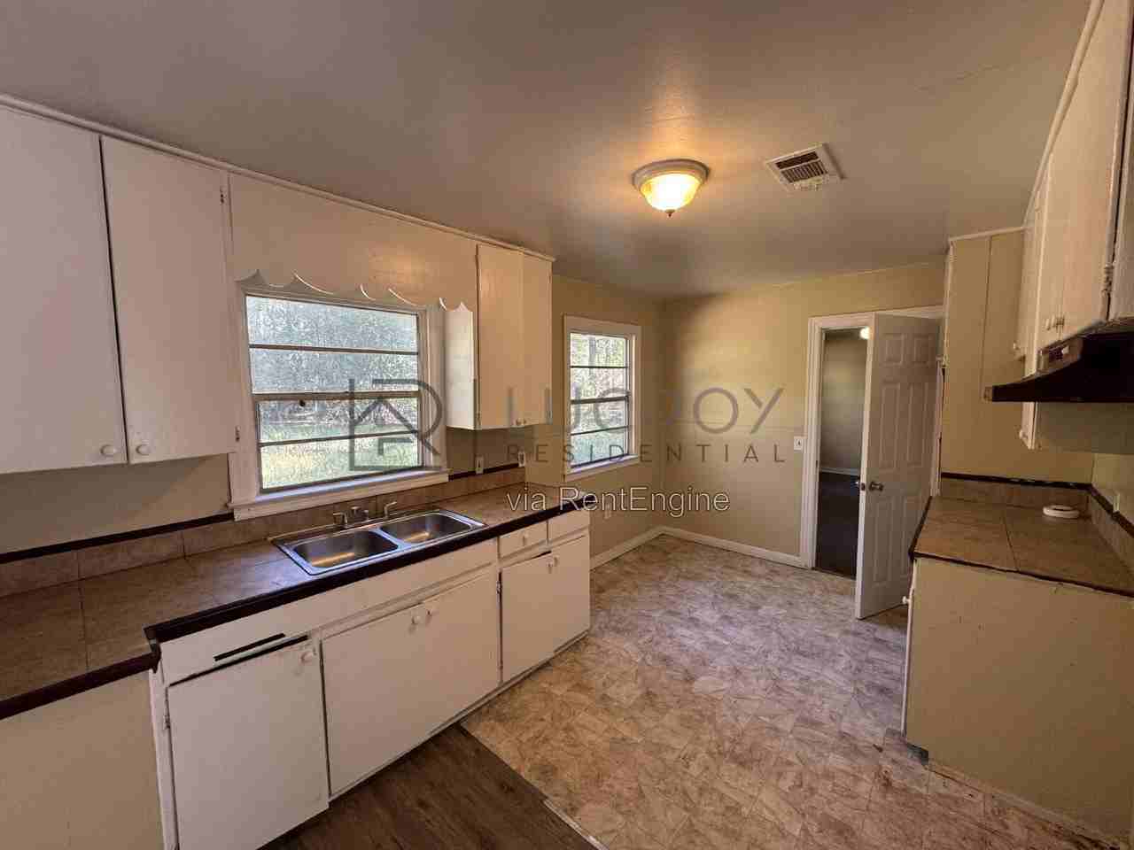 210 Wildwood Ter - Photo 4 of 10