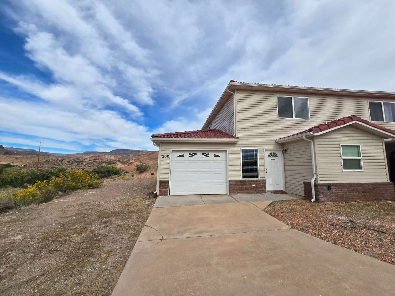 208 W 800 N - Photo 2 of 32