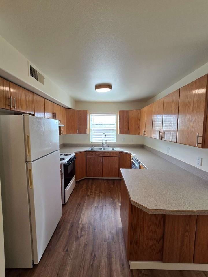 208 W 800 N - Photo 7 of 32