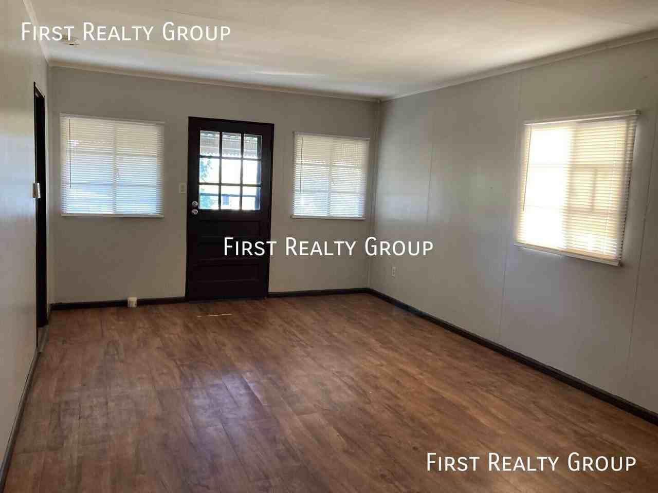 1018 Holly Ave - Photo 2 of 11