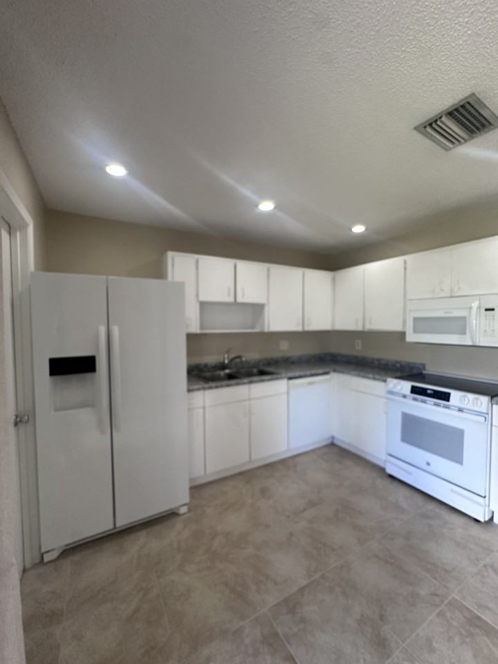 8920 Se Hobe Ridge Ave #8920 - Photo 7 of 9