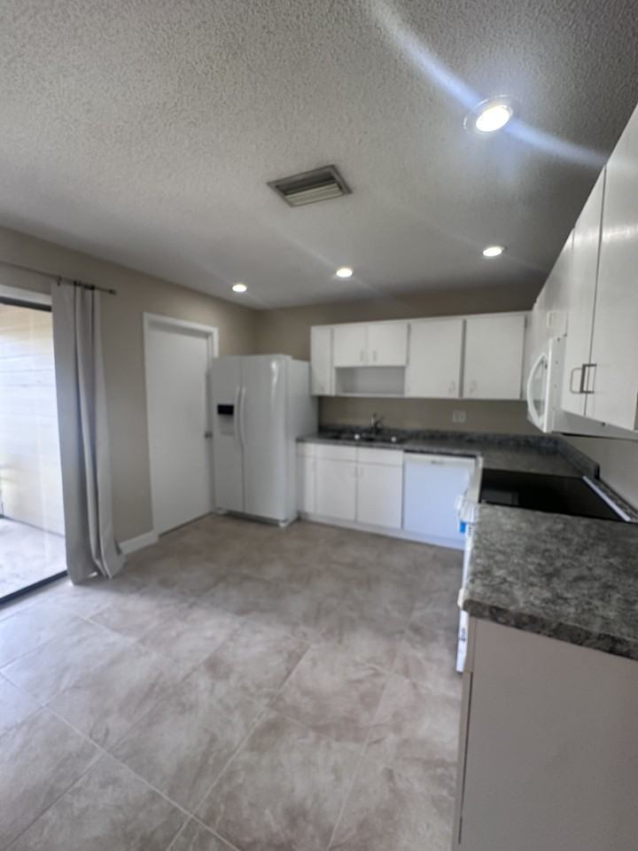 8920 Se Hobe Ridge Ave #8920 - Photo 5 of 9