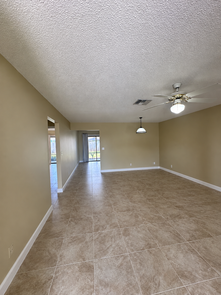 8920 Se Hobe Ridge Ave #8920 - Photo 2 of 9