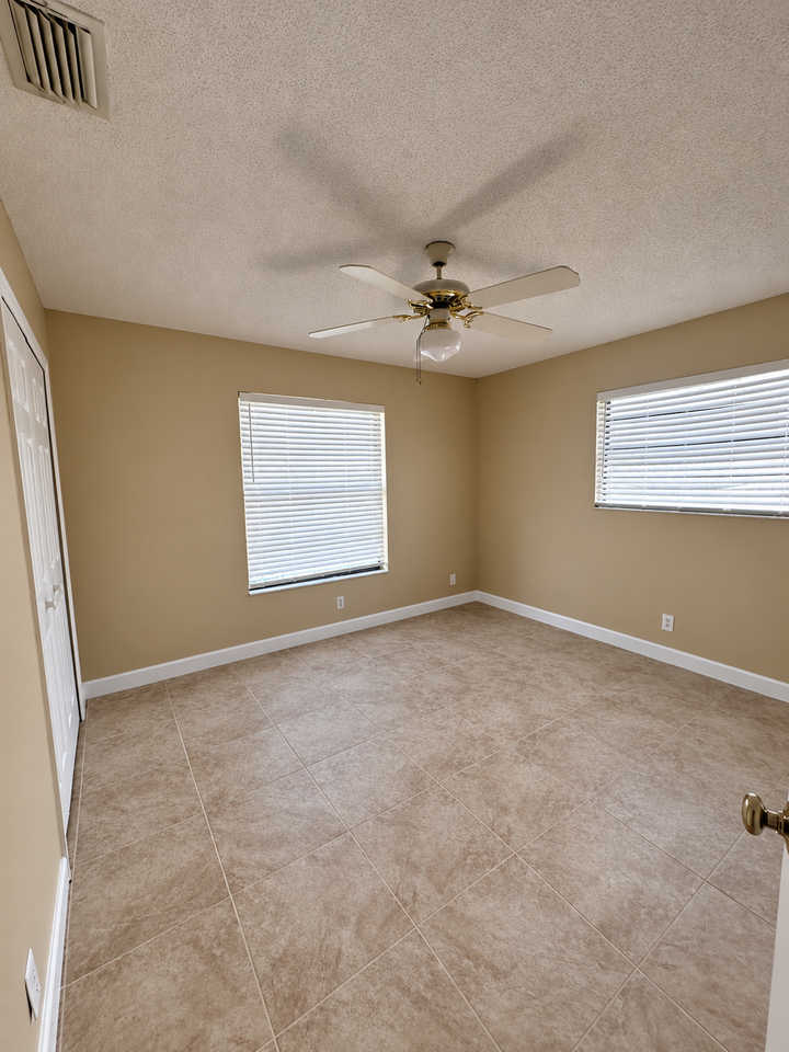 8920 Se Hobe Ridge Ave #8920 - Photo 3 of 9