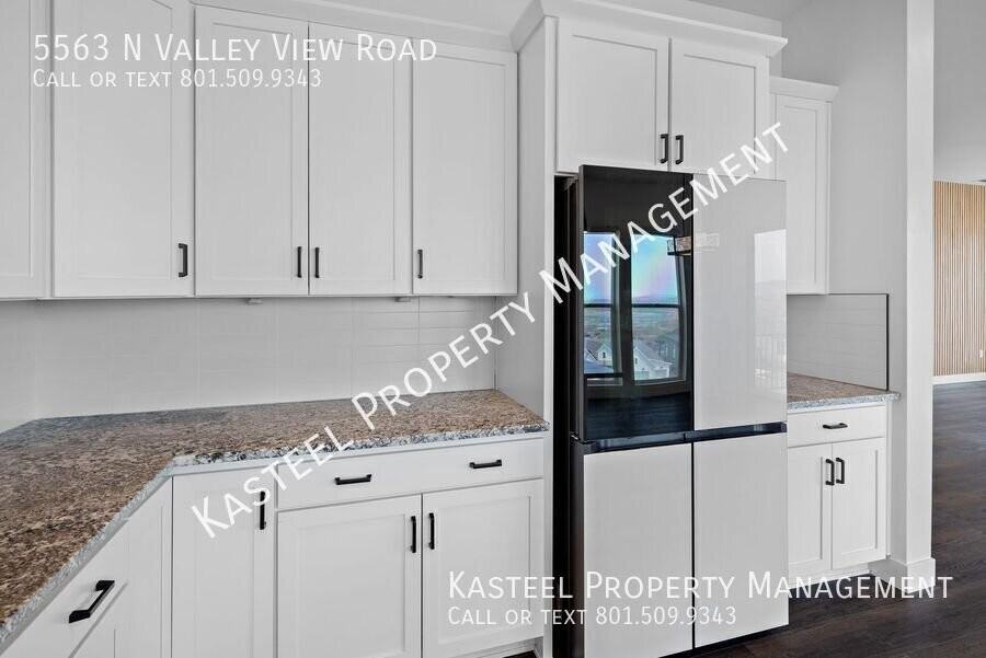 5563 N Valley View Rd - Photo 4 of 43
