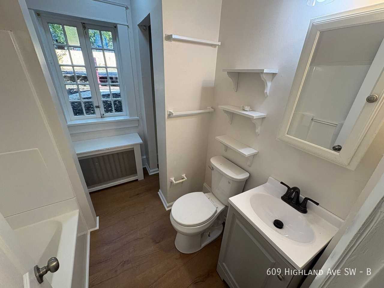 609 Highland Ave Sw #B - Photo 3 of 9