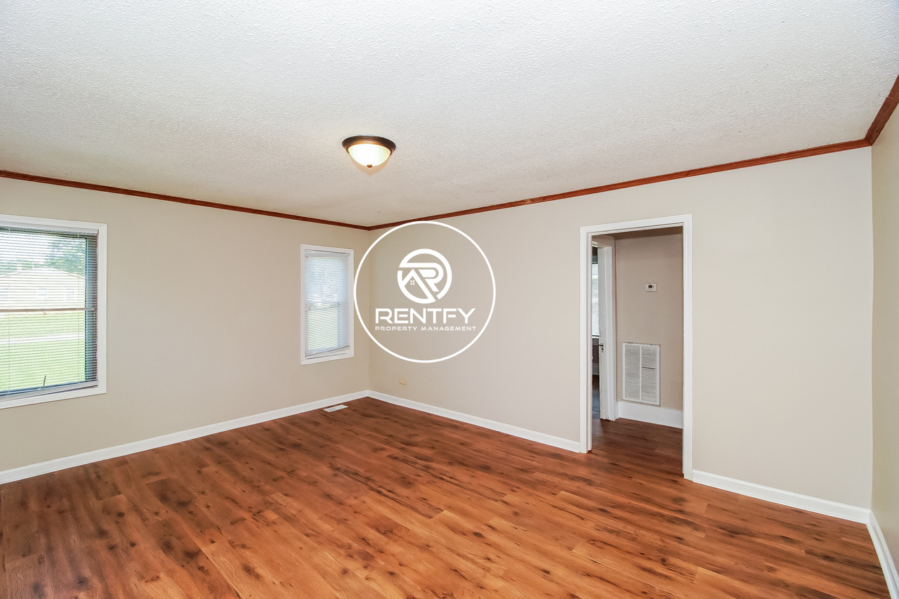 2104 E Greenbriar Rd - Photo 4 of 15