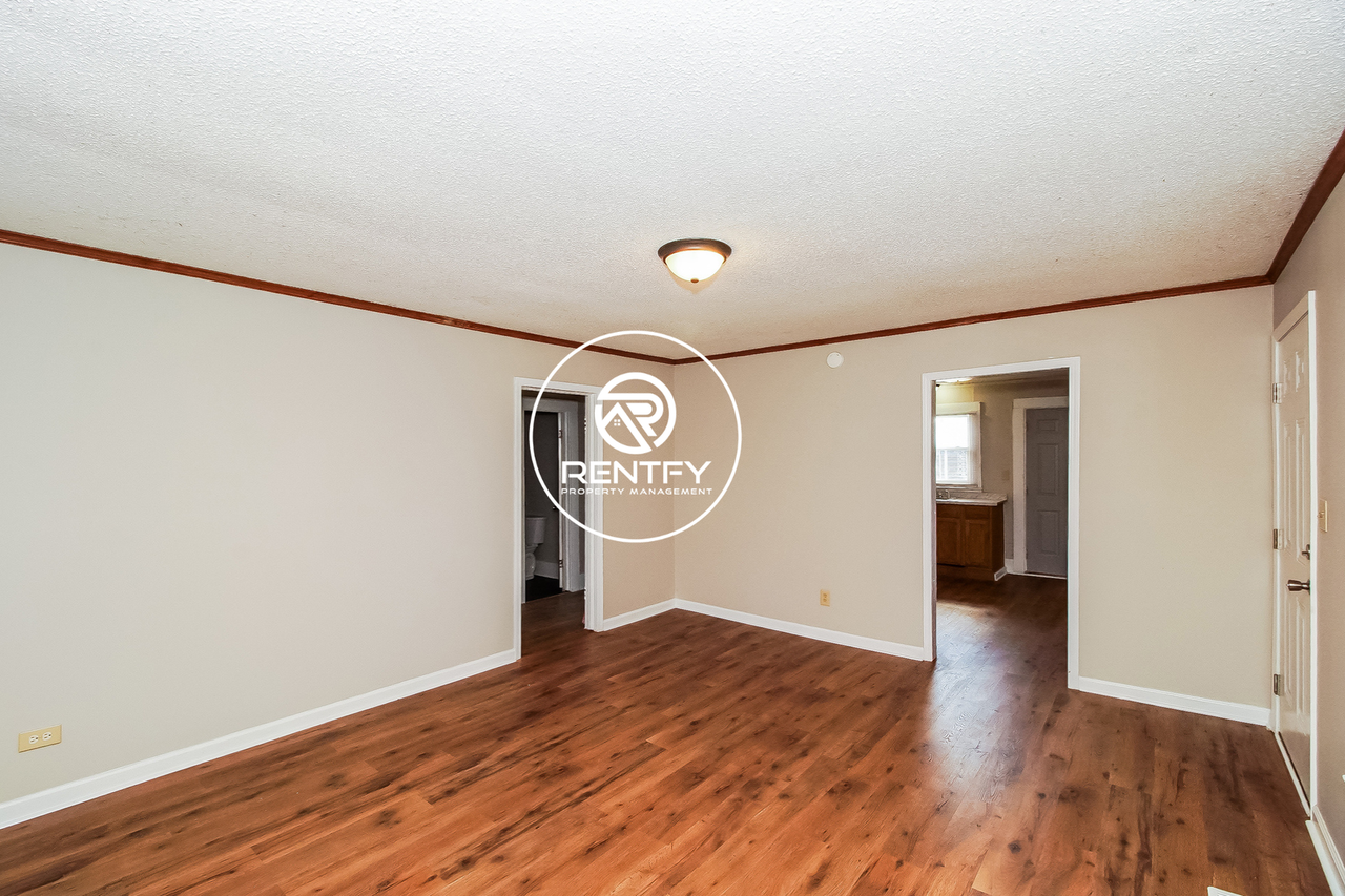 2104 E Greenbriar Rd - Photo 5 of 15