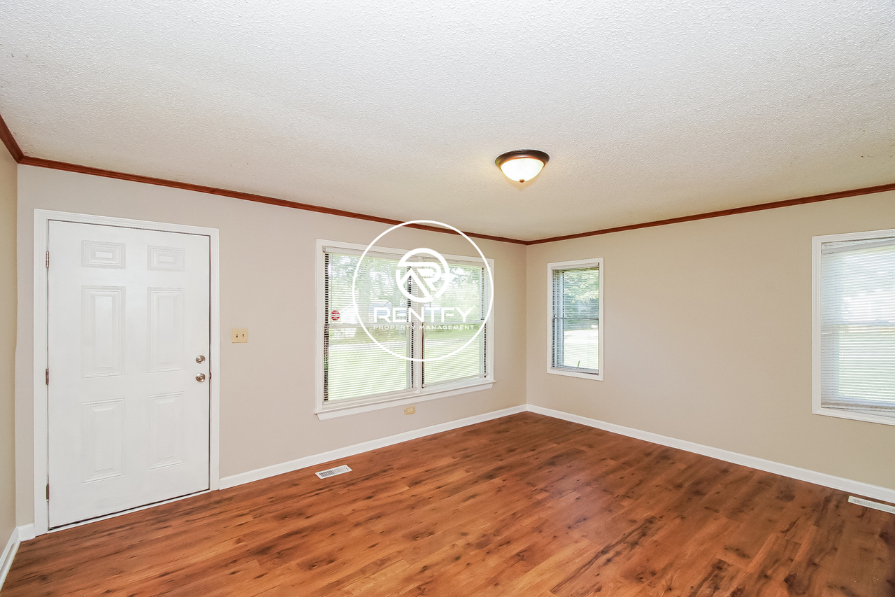 2104 E Greenbriar Rd - Photo 6 of 15