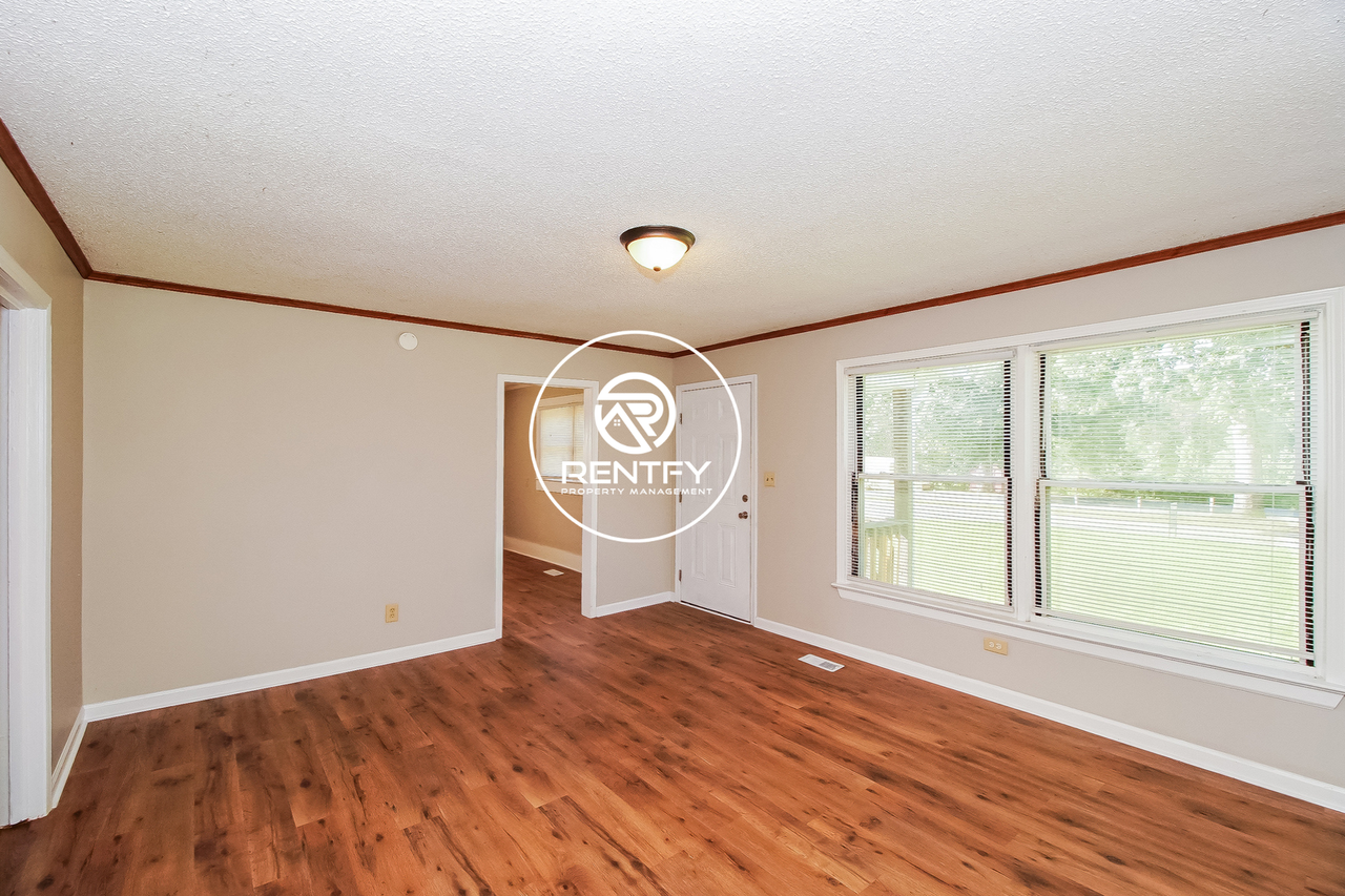 2104 E Greenbriar Rd - Photo 7 of 15