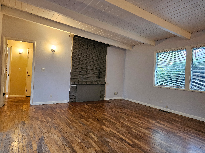 517 Ne 8th St - Photo 2 of 18