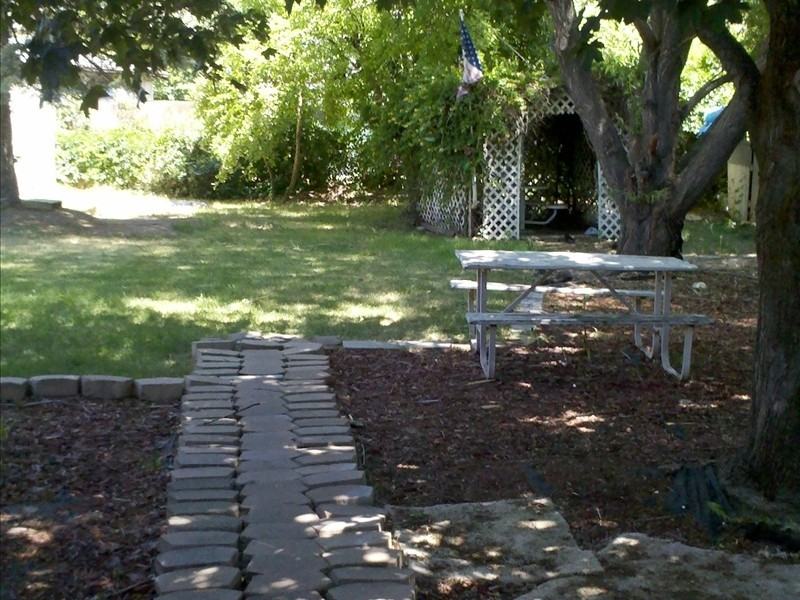 1042 N Catherine St - Photo 2 of 6