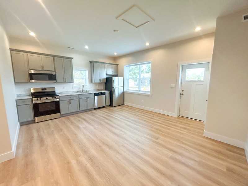 425 Hill St - Photo 3 of 11