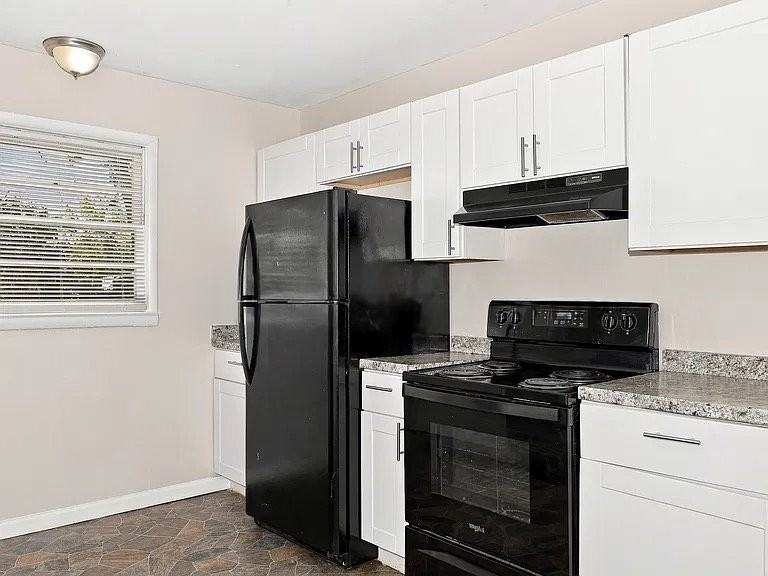 105 Adamson Dr - Photo 3 of 5