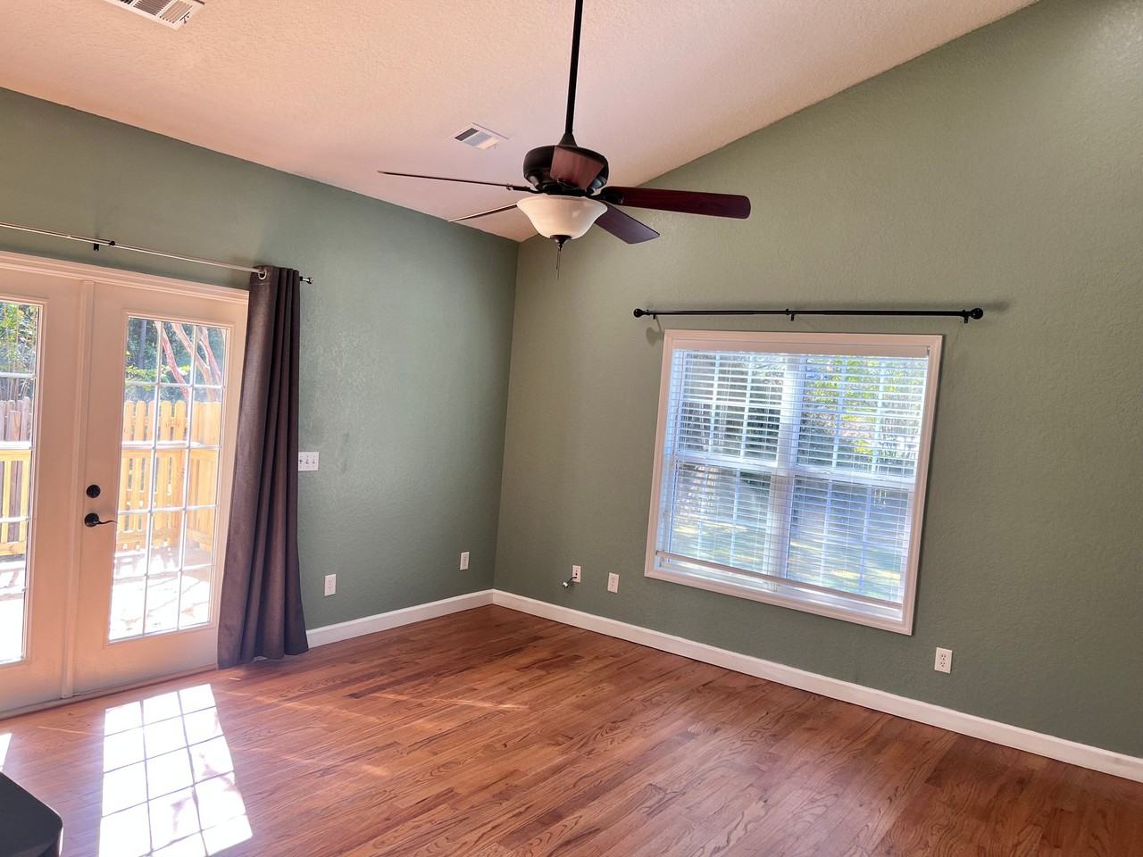 572 E University Dr - Photo 2 of 12