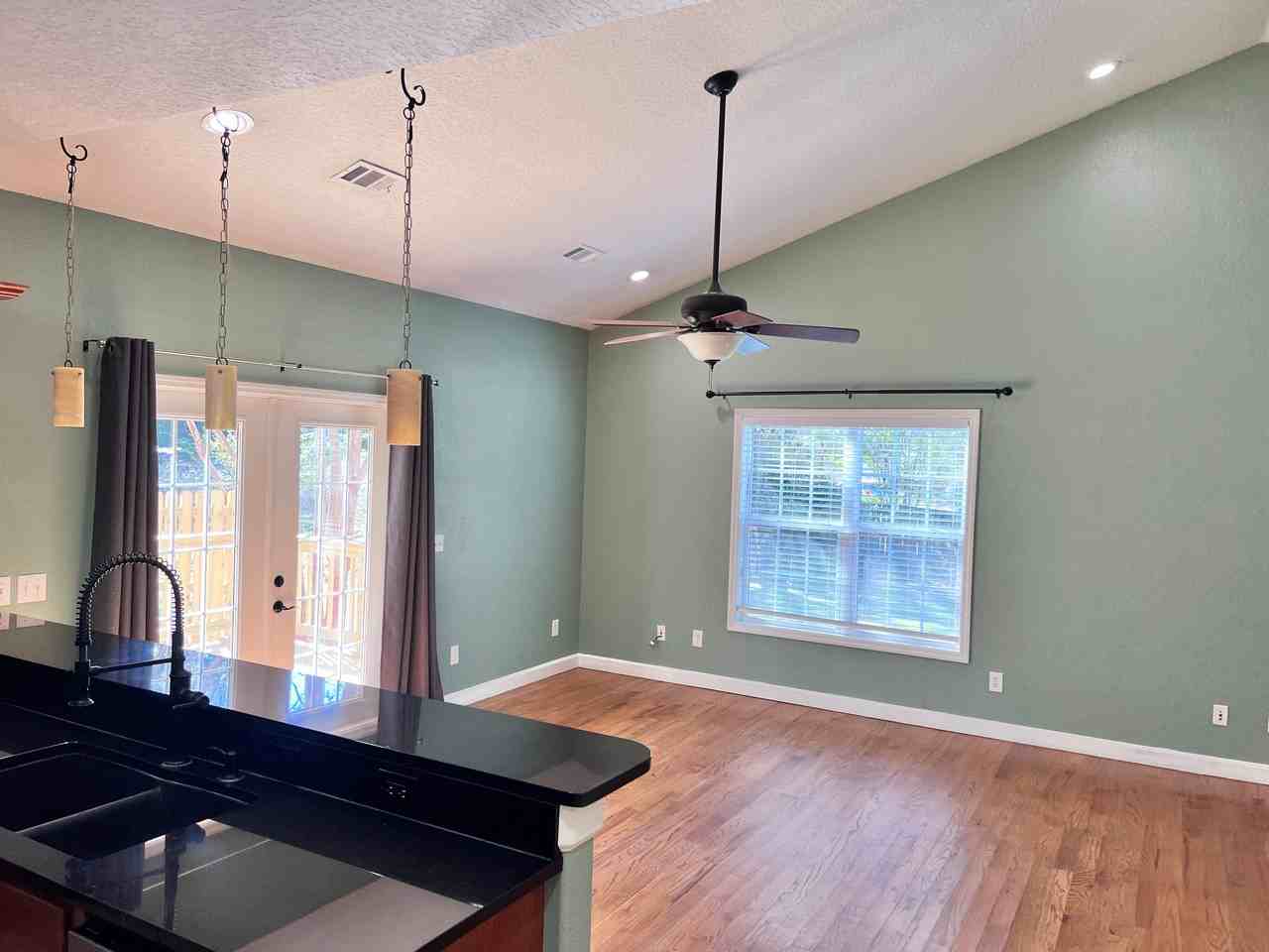 572 E University Dr - Photo 3 of 12
