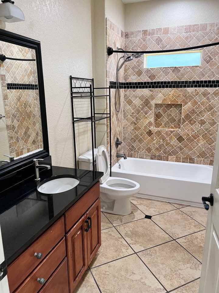 572 E University Dr - Photo 5 of 12