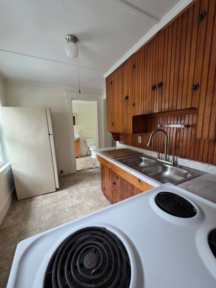 546 Central St - Photo 2 of 7