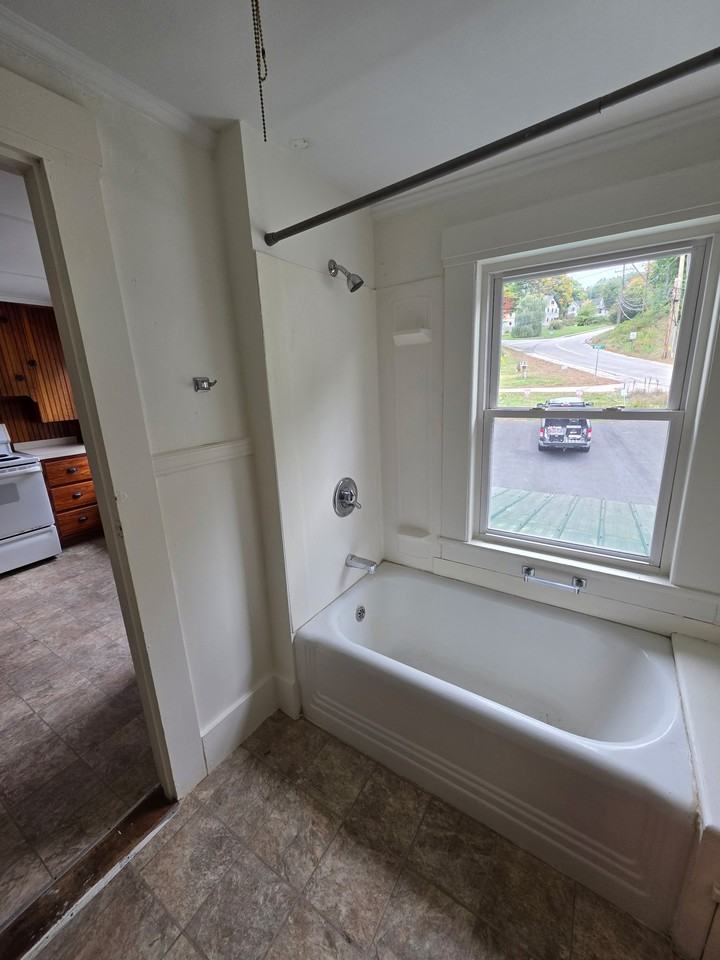 546 Central St - Photo 3 of 7