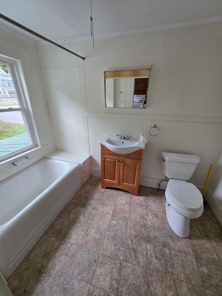 546 Central St - Photo 4 of 7