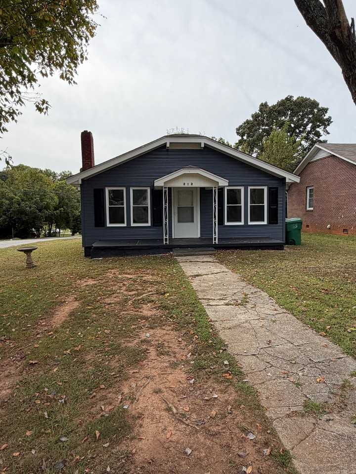212 E Moore Ave