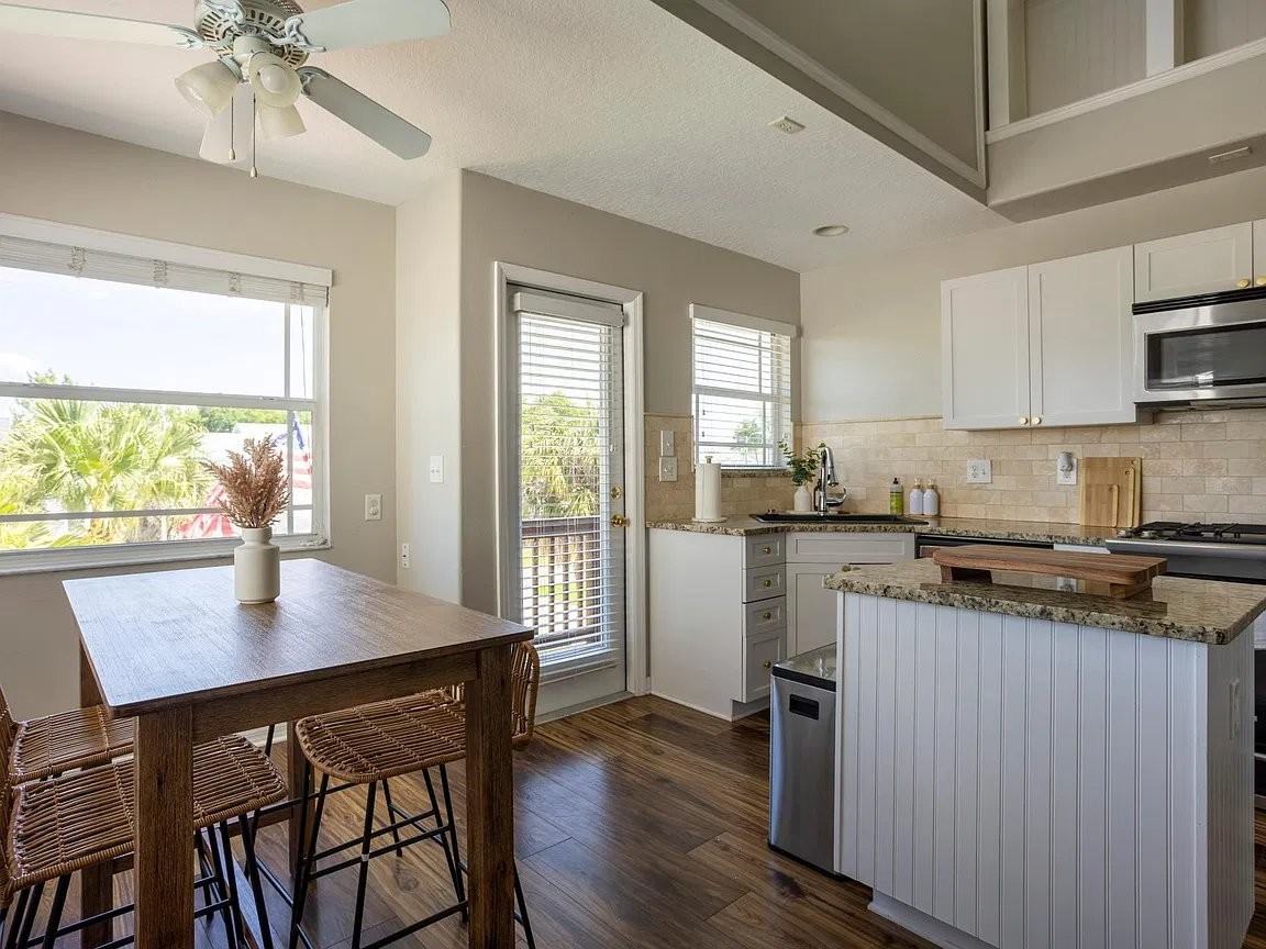 506 Oceanview Ave - Photo 3 of 20