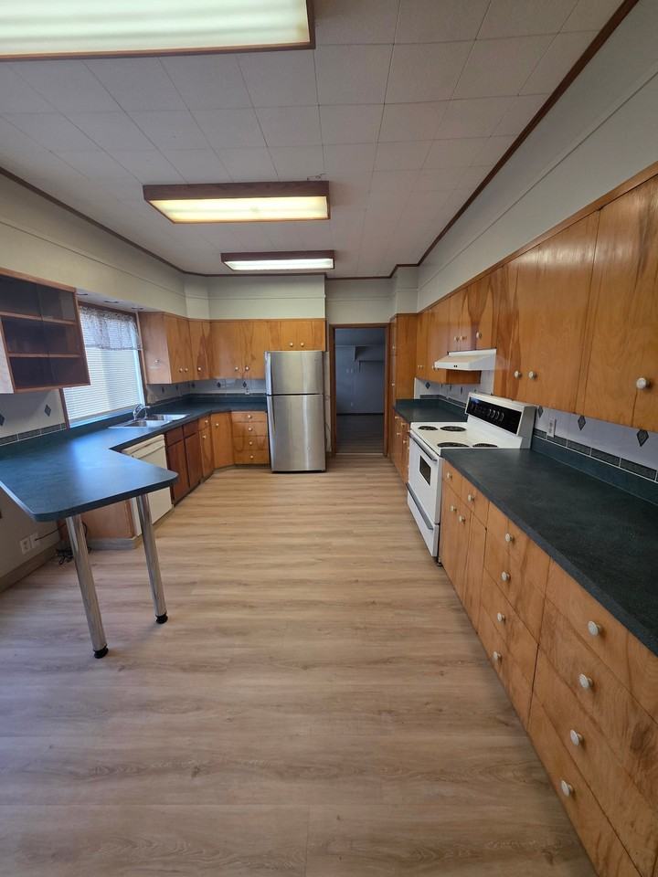 322 W 2nd St - Photo 4 of 10