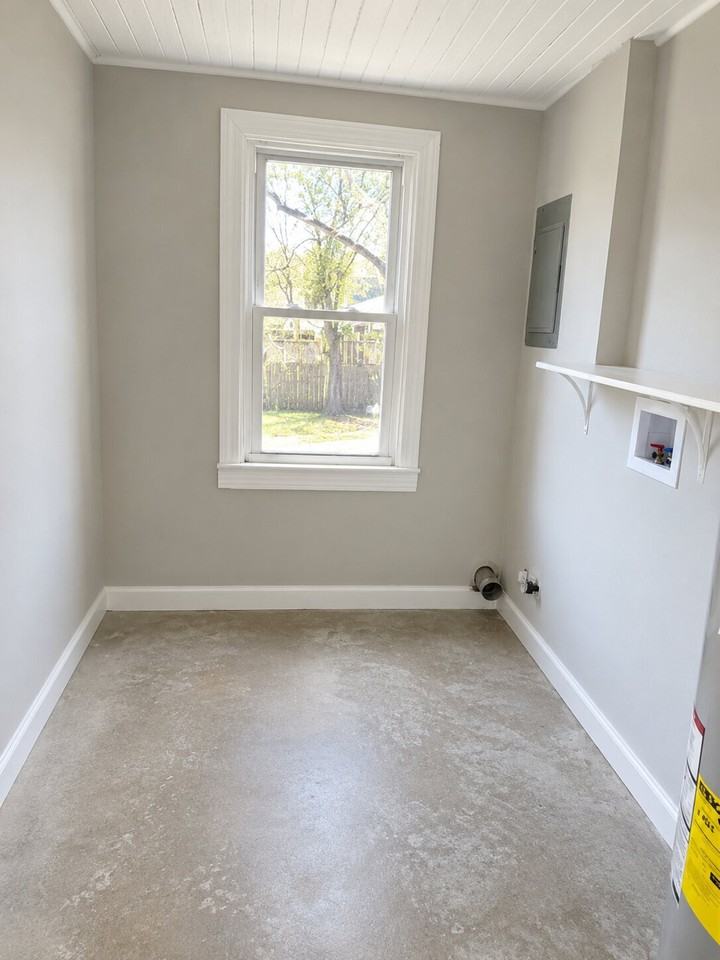223 East Woodrow Street - Photo 7 of 10