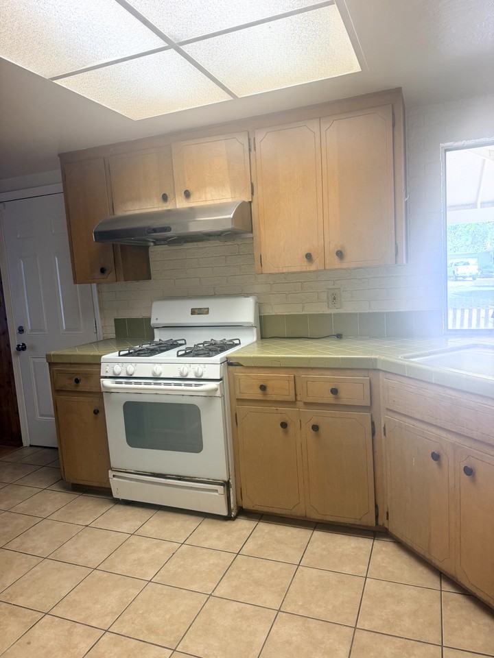 635 Seneca Pl #1 - Photo 4 of 24