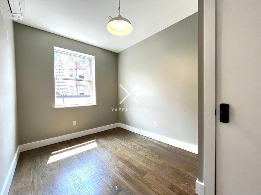 806 Saint Johns Pl - Photo 3 of 10