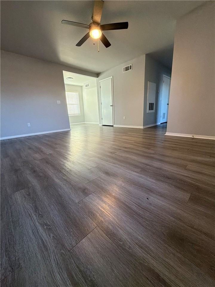 804 E Post Rd #B - Photo 5 of 25
