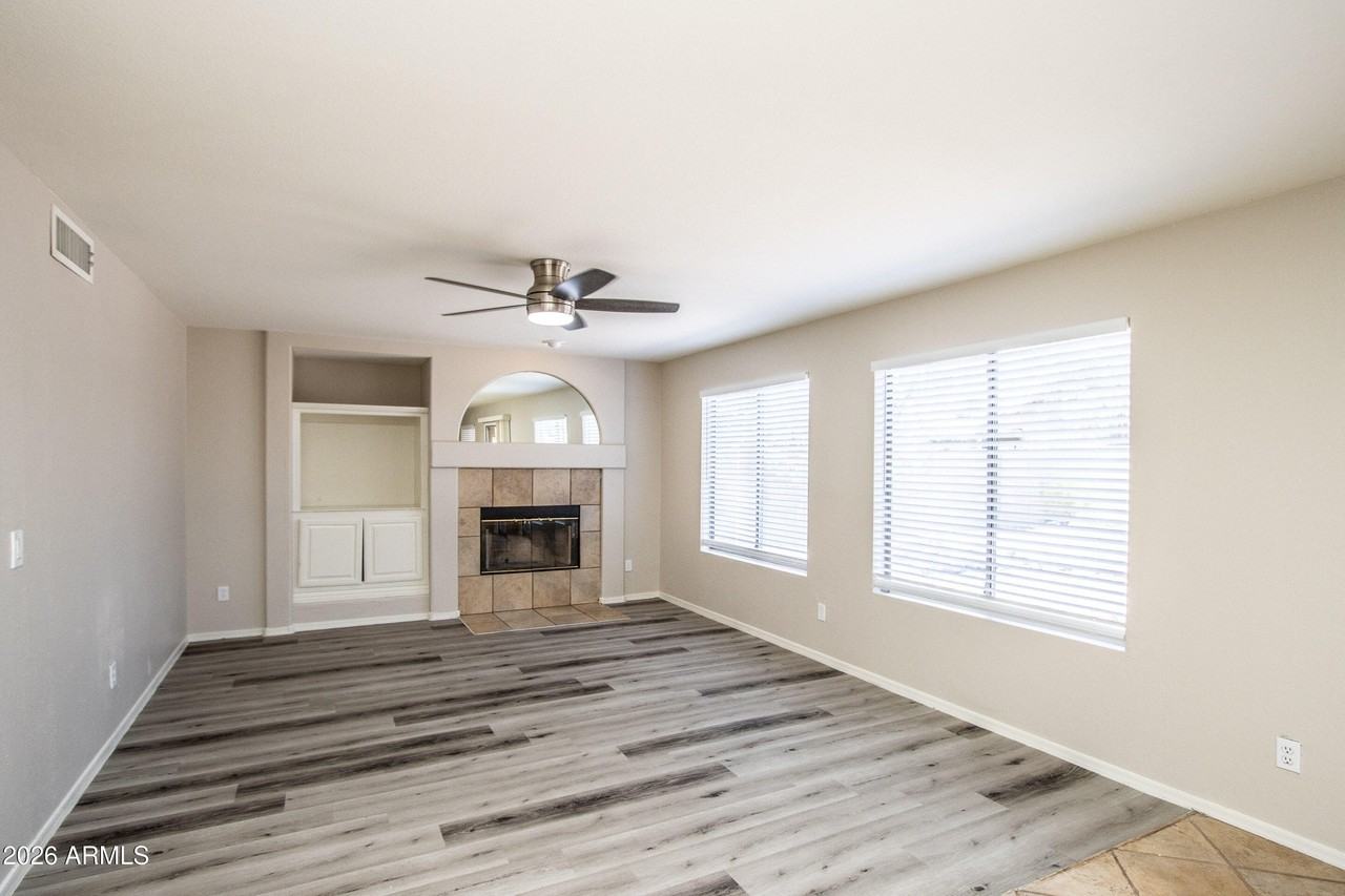 8544 W Eva St - Photo 4 of 32